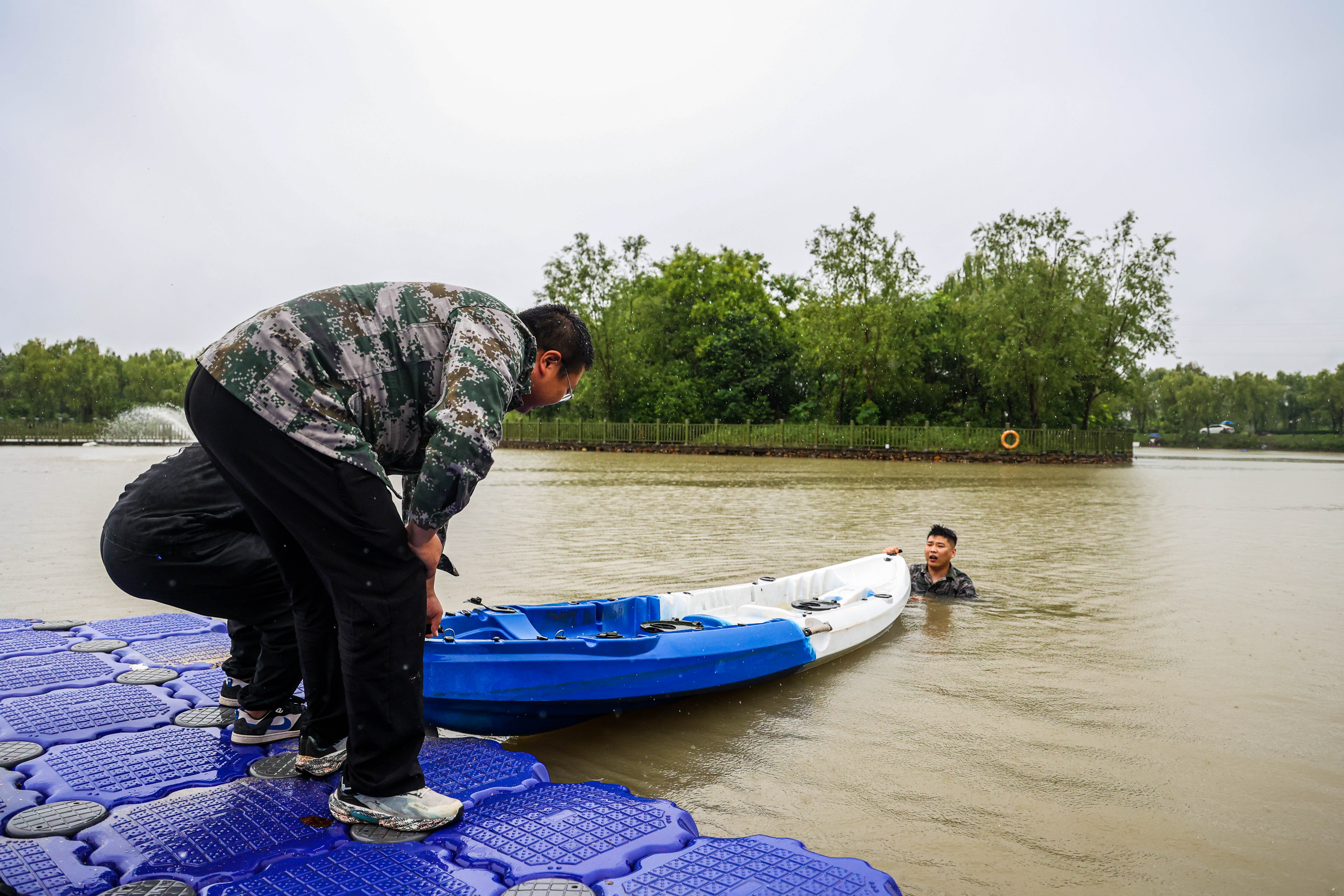 20240821 暴雨中的“潜”行者.jpg