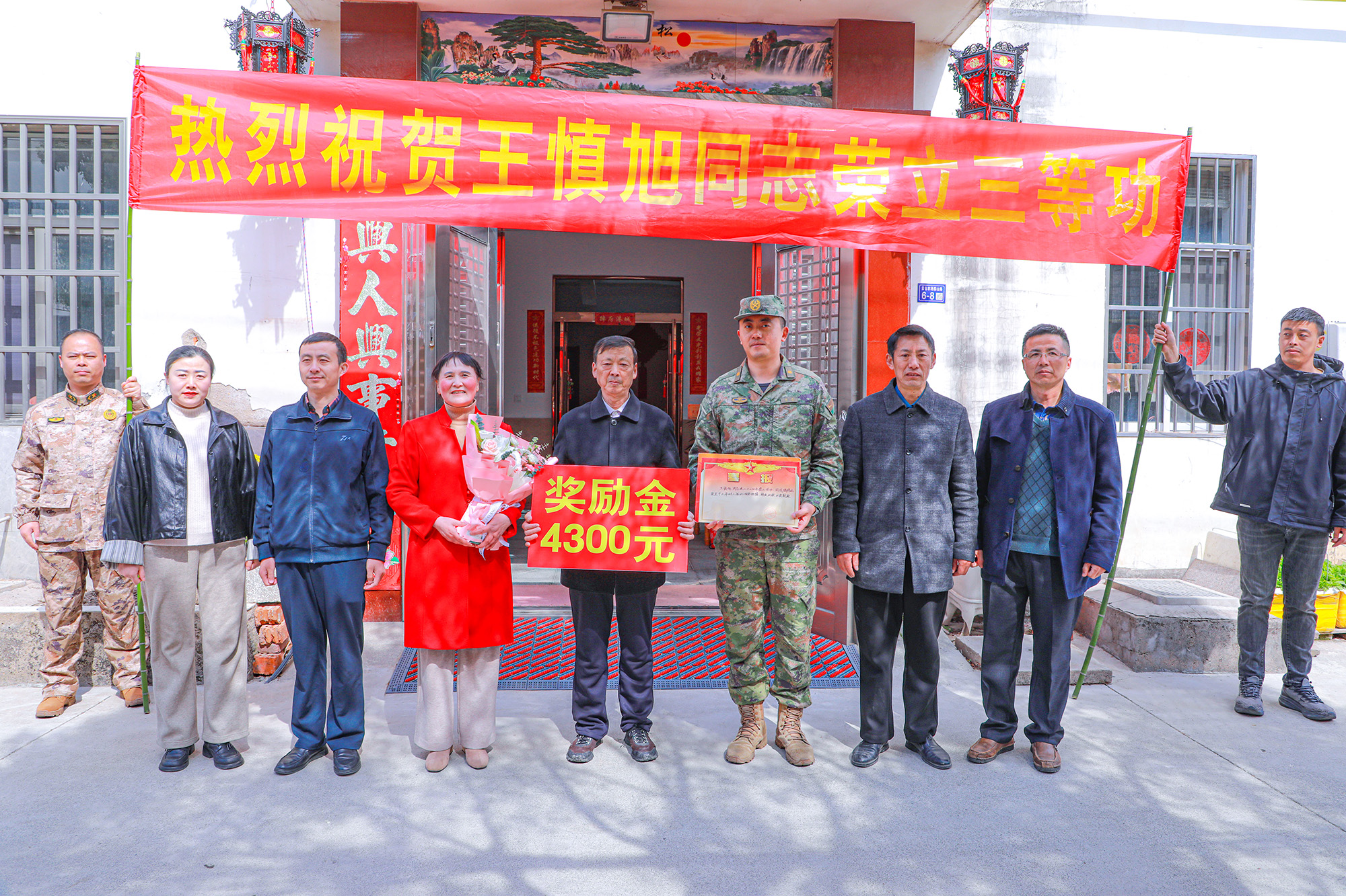 20250403 军地联动送喜报 尊崇荣光照云台 (1).JPG