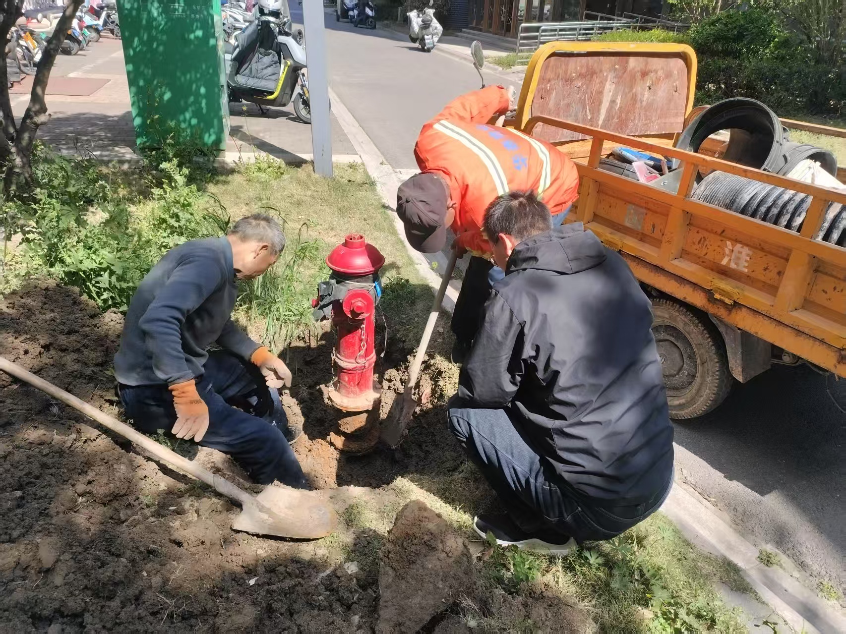 华泰物业高效抢修消防管 筑牢安全防线（1）.jpg