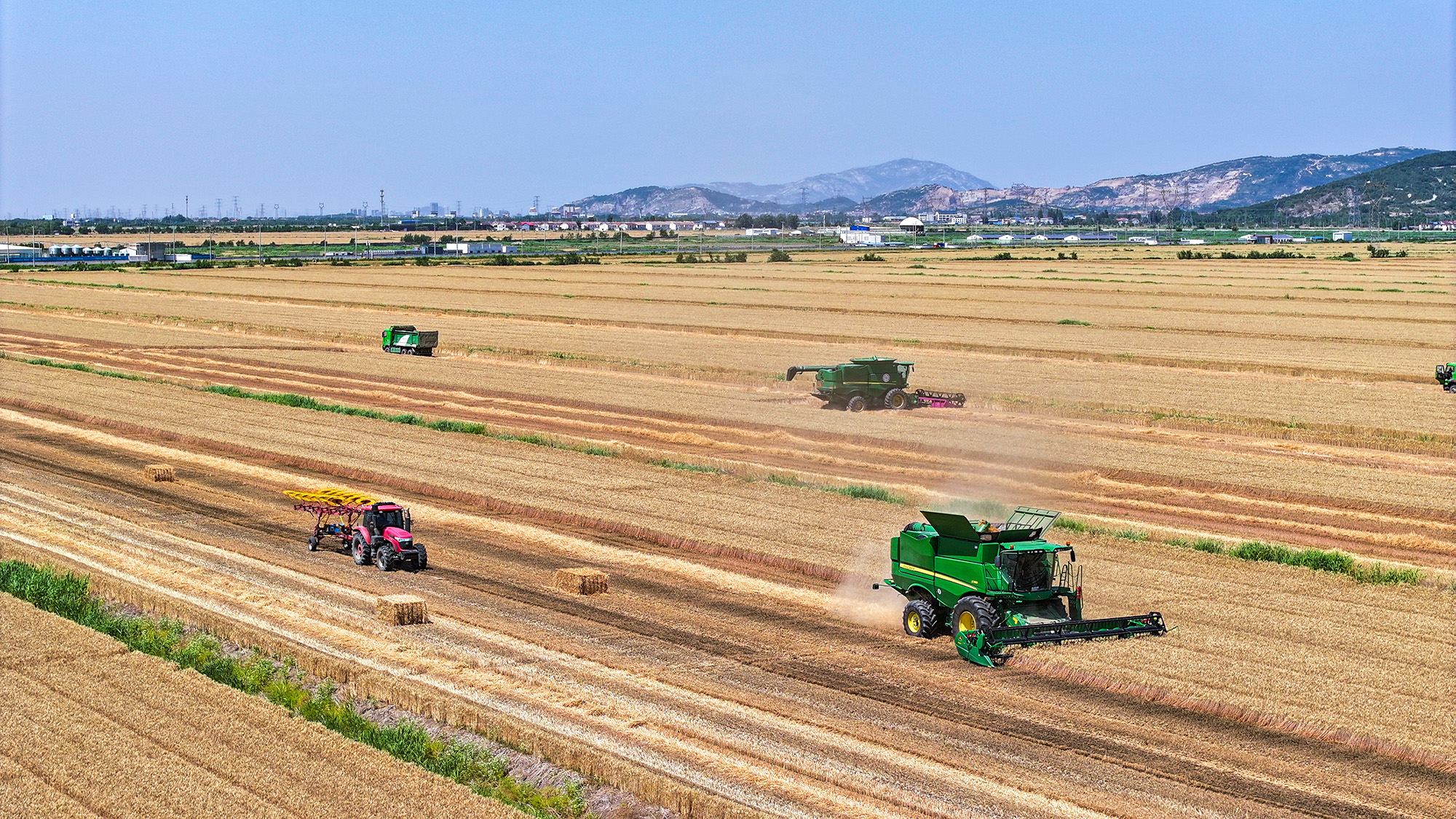 20250604 云台狠抓秸秆禁烧和综合利用工作 实现生态效益与经济效益双赢 (3).JPG