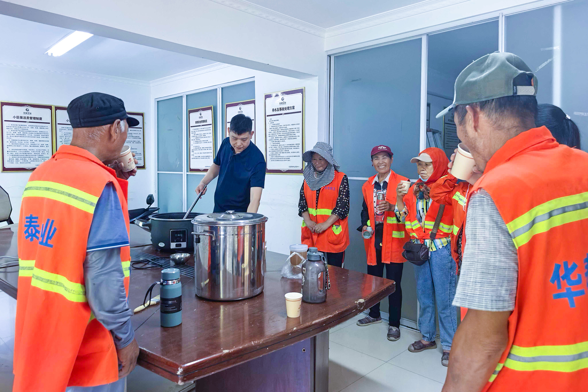 20250703 华泰物业温情送清凉，助力环卫工人战酷暑.jpg
