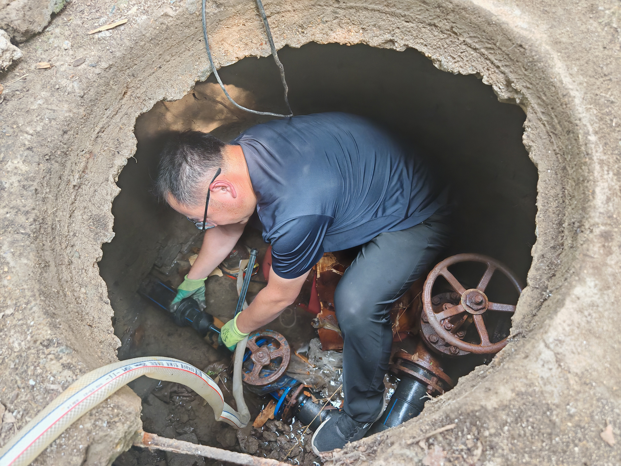 1754358220221547.jpg 20250805 云台华泰物业:管道抢修护平安.jpg