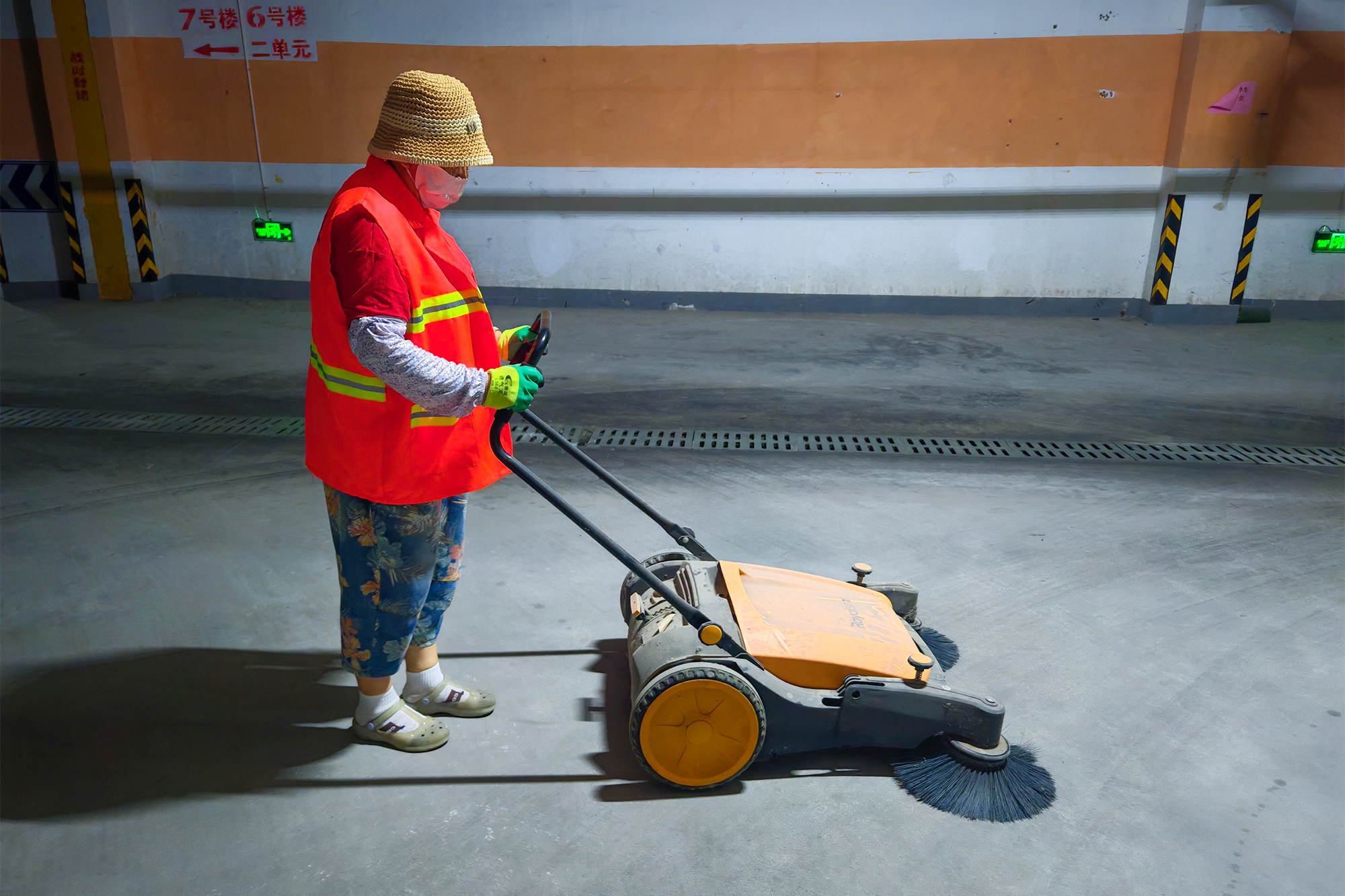 1754646714367667.jpg 20250808 云台华泰物业:地下室保洁焕新颜.jpg