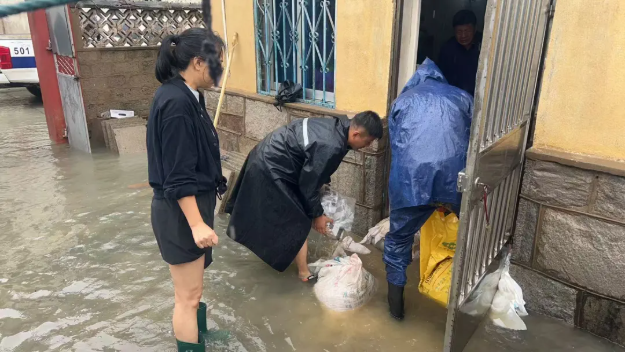 1759977527118625.png 20251003 云台农场积极应对强降雨 假日筑牢防汛安全屏障.png