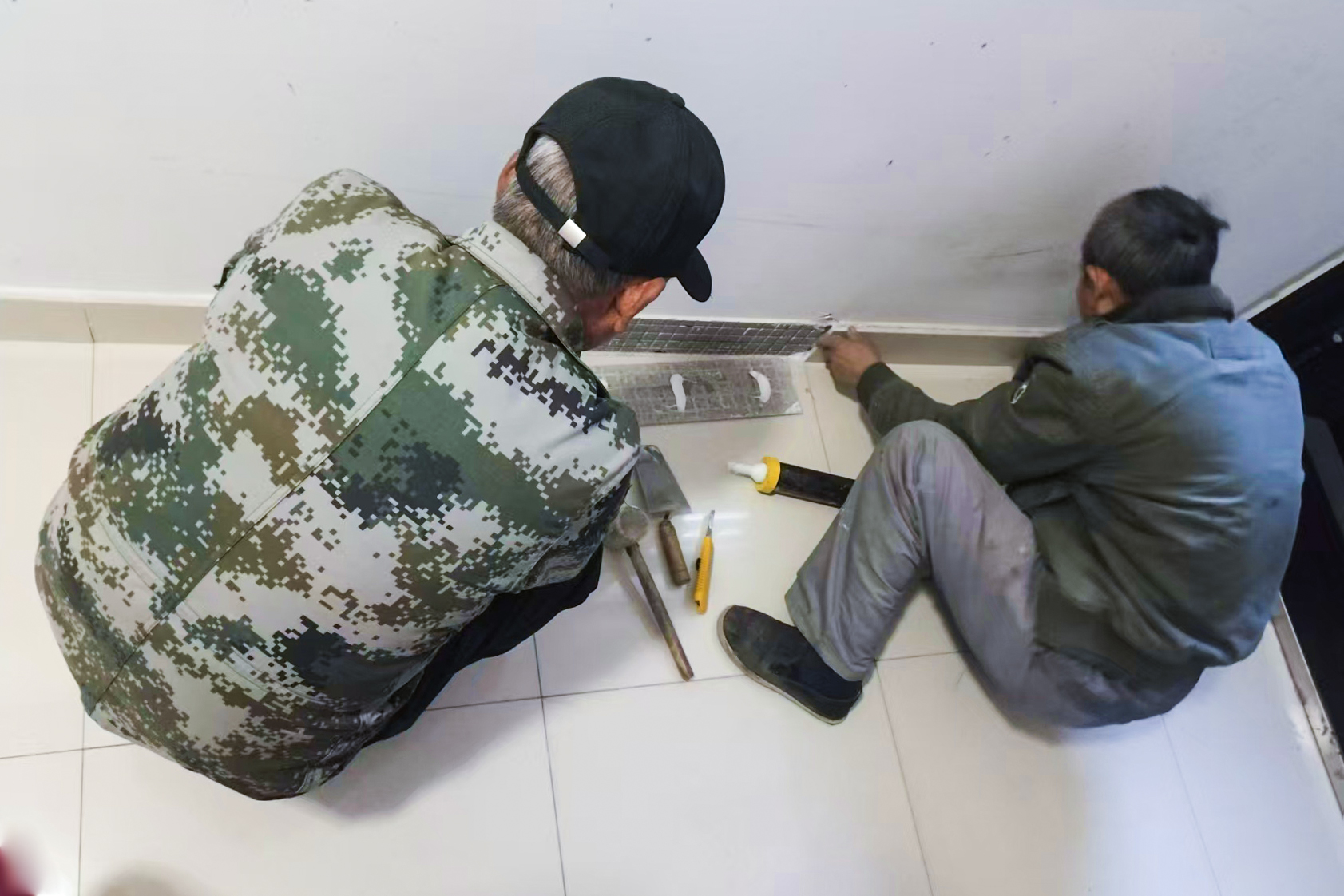 1764724735940520.jpg 20251202 华泰物业开展“精修行动”筑牢安全防线.jpg