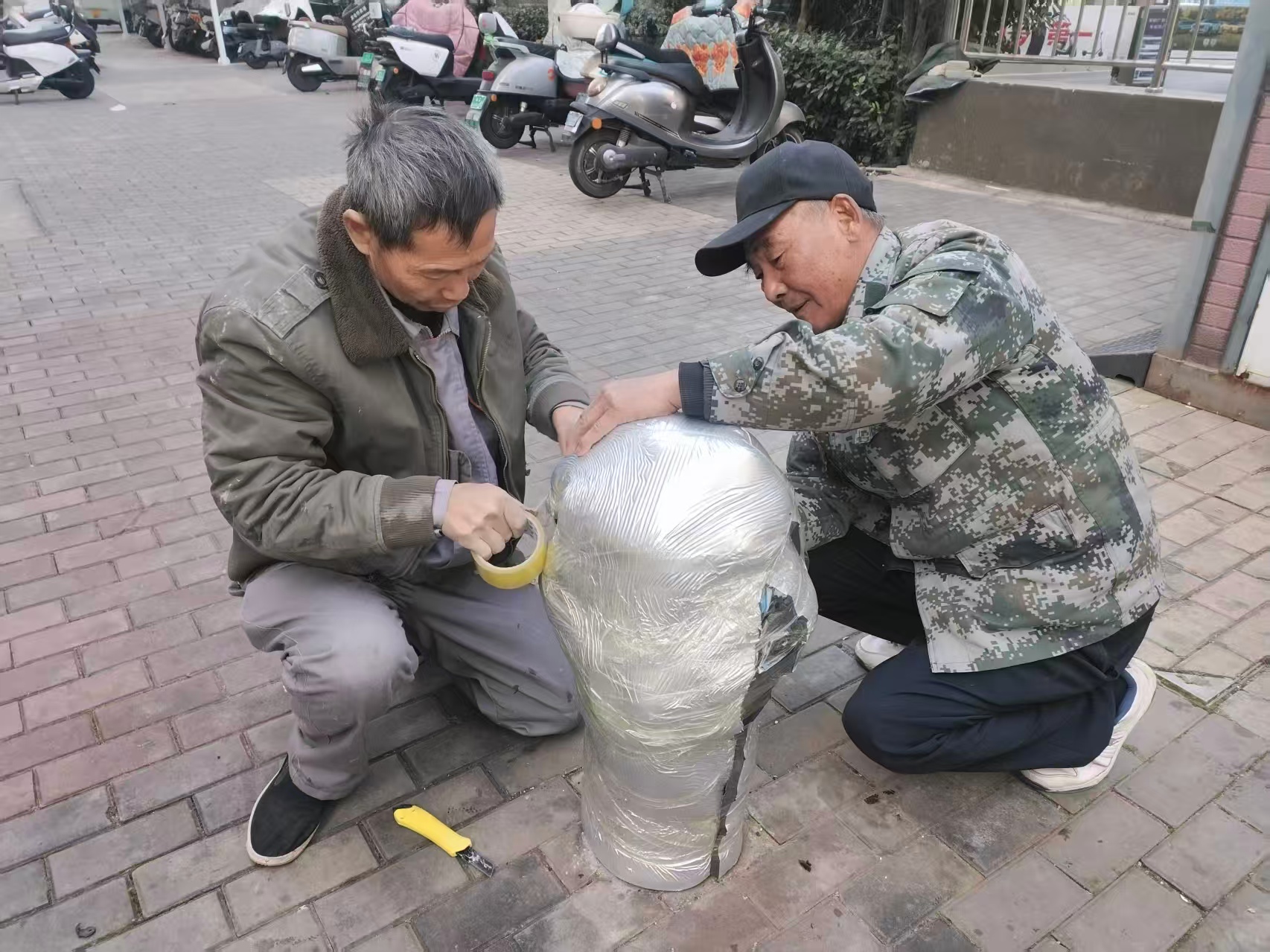 1765504784436861.jpg 20251211 华泰物业为消防器材“穿冬衣” 筑牢冬日安全防线.jpg