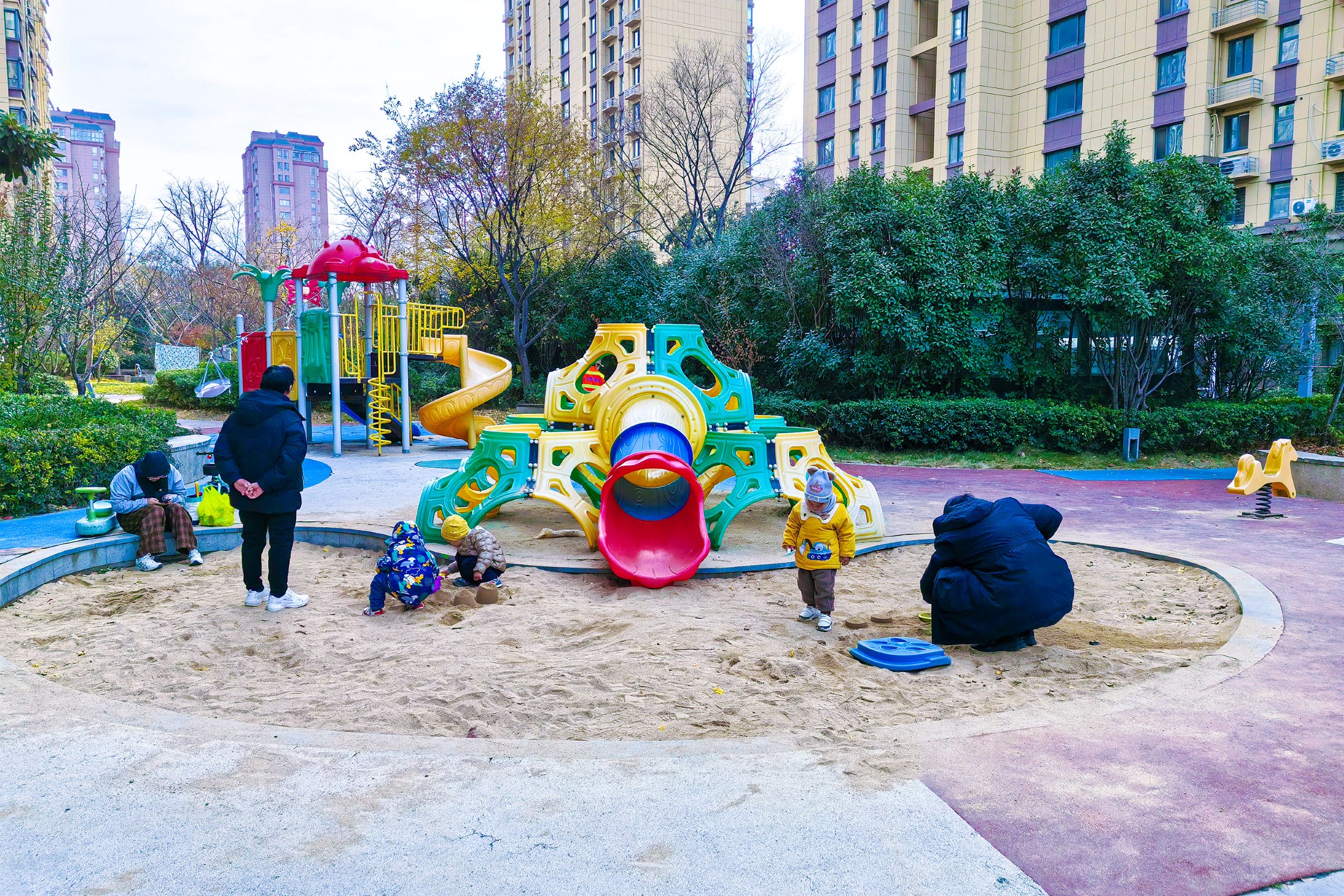 1766627383846564.jpg 华泰物业:儿童沙坑乐园建成 小区配套设施再升级 (2).jpg