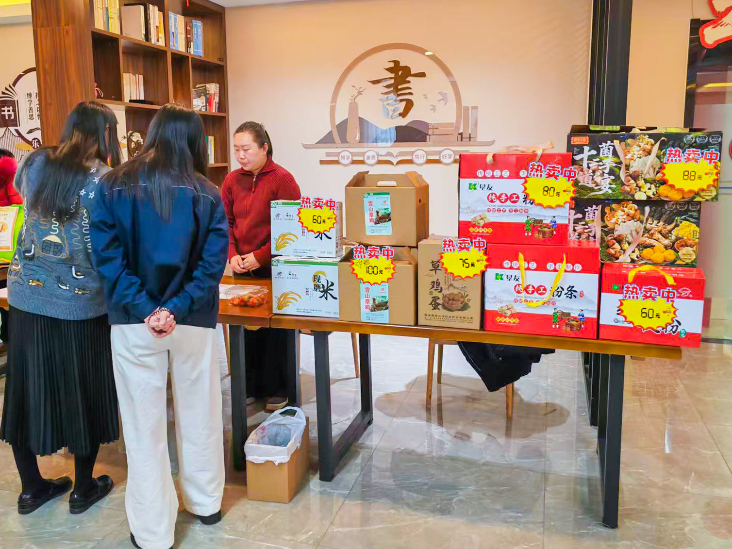 20260206 云水湾特色农产品亮相港口集团年货集市 品质口碑双丰收 (1).jpg