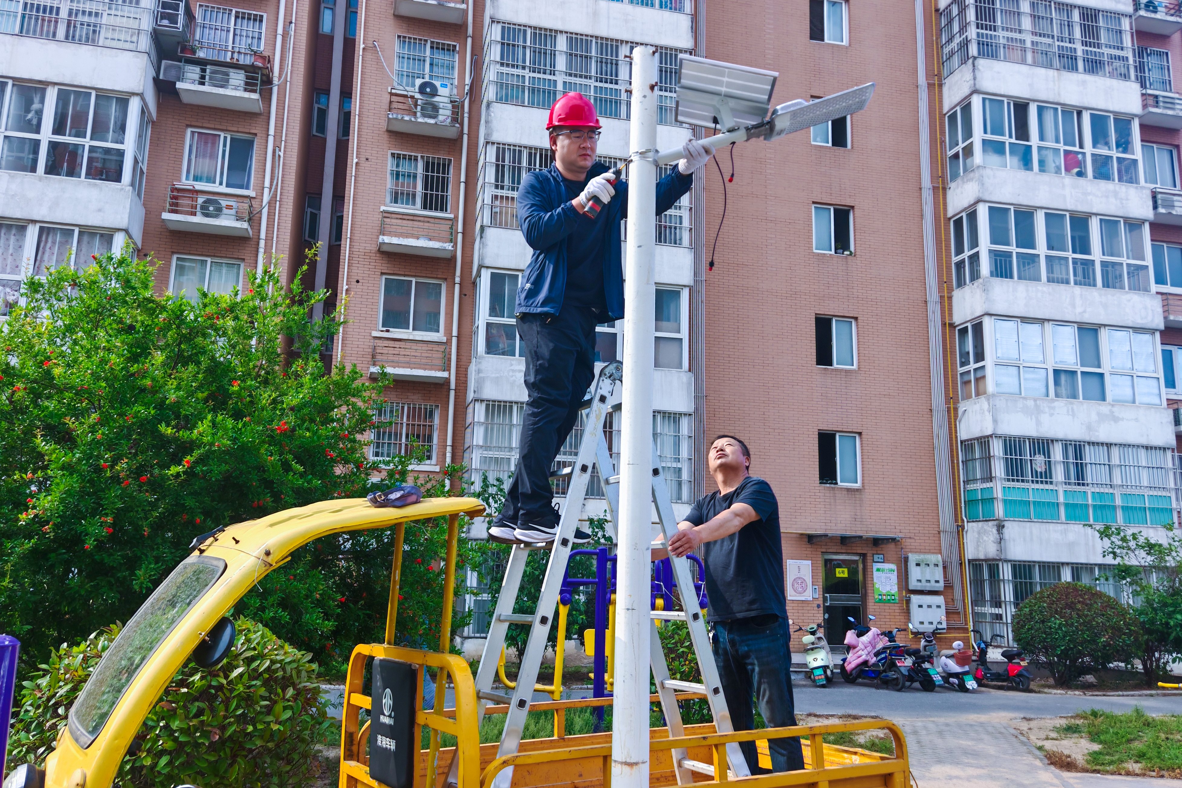 20260609 点亮游乐区 华泰物业为丰泽园加装太阳能路灯（1）.jpg