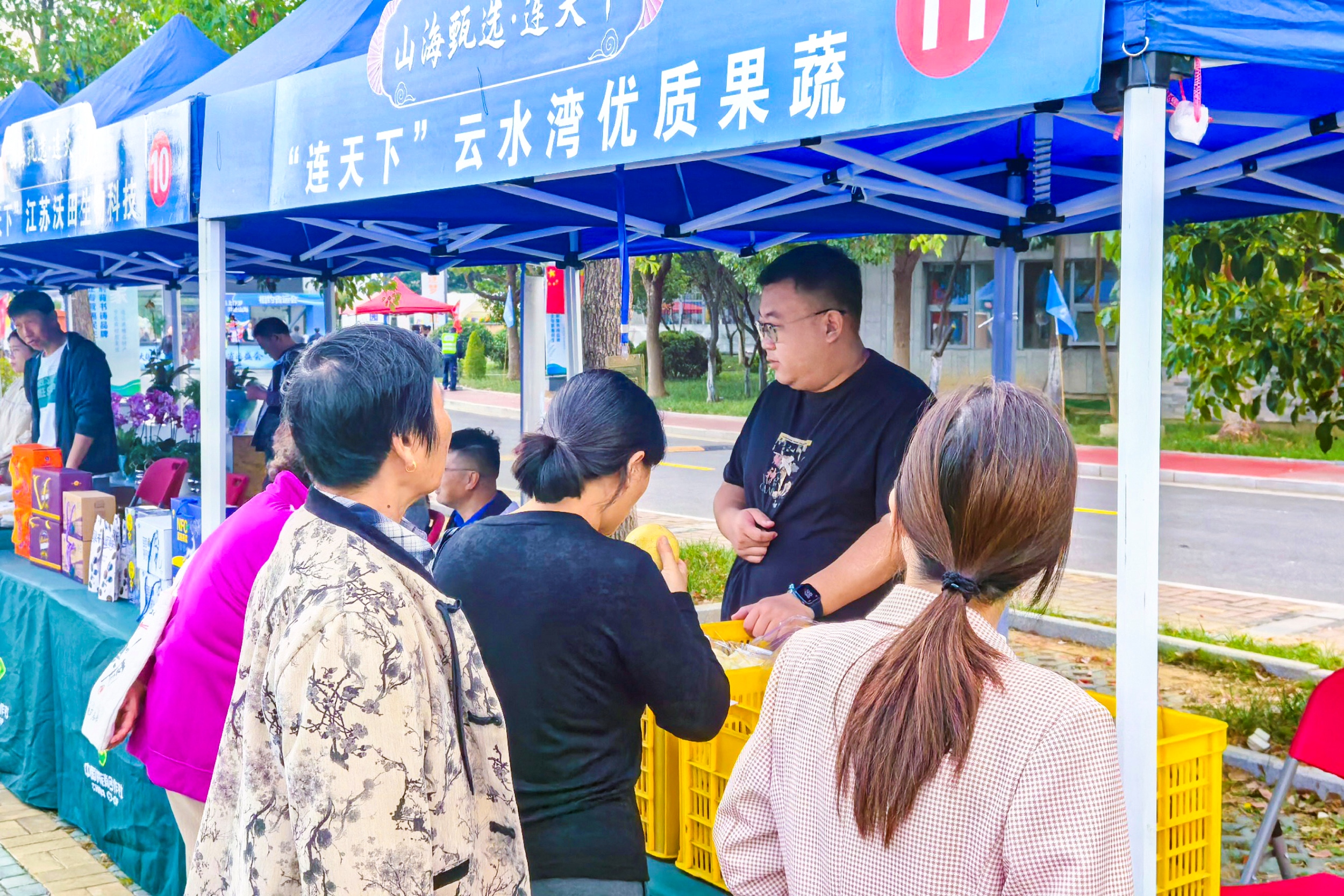 1792139596382181.jpg 20261016 云水湾特色农产品亮相连天下农业大集(1).jpg